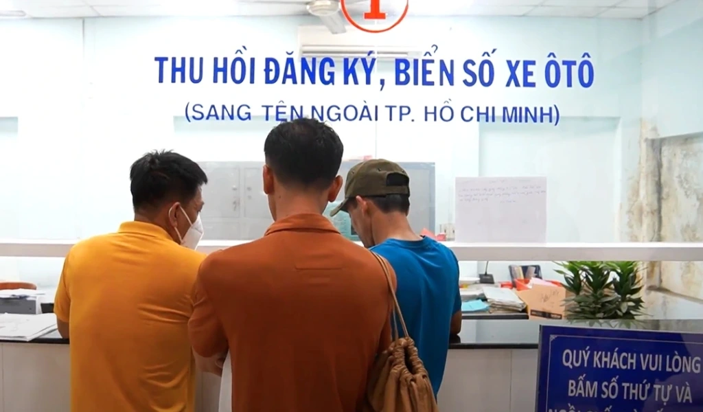 Người bán xe cần thực hiện thủ tục thu hồi biển số xe.