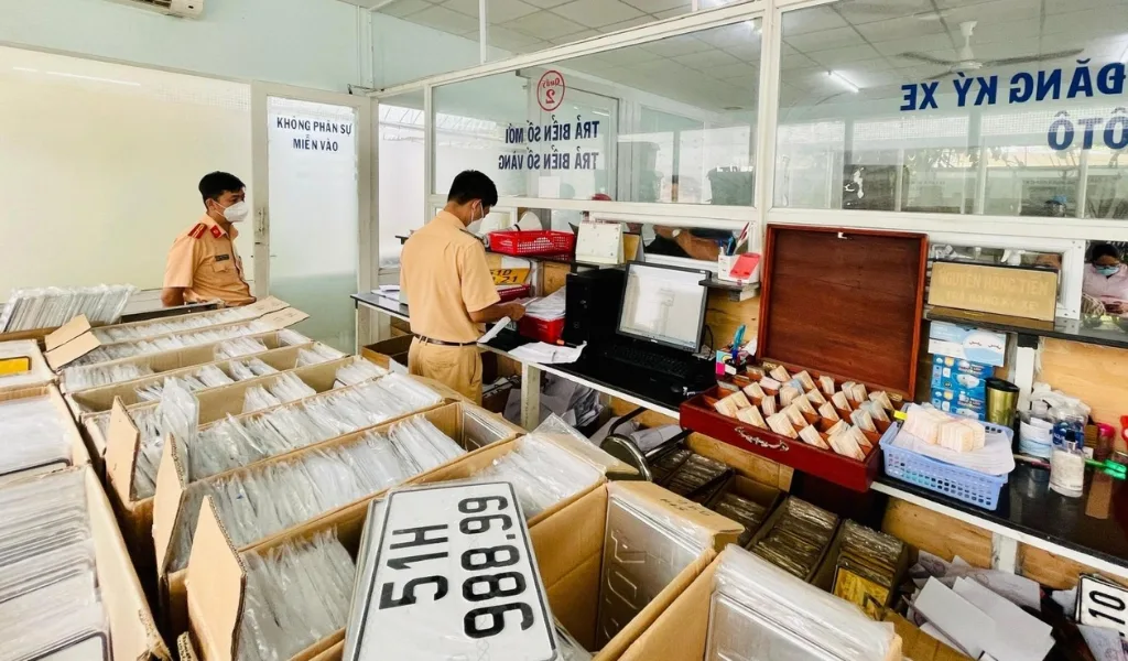 Nếu không gắn xe đúng thời hạn 12 tháng, biển số sẽ bị thu hồi và không được hoàn tiền.