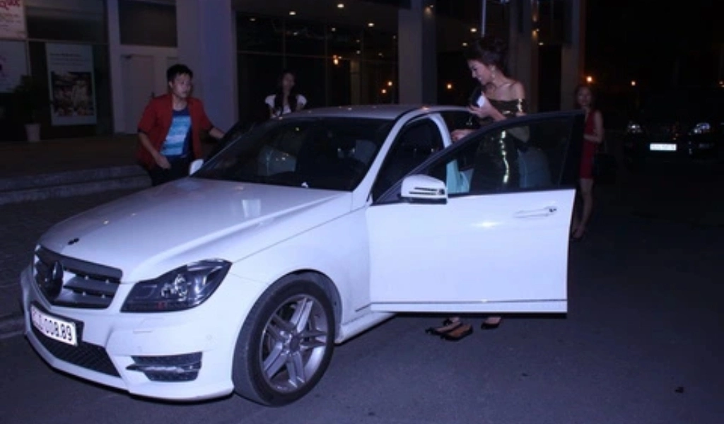 Thanh Hằng cá tính bên Mercedes-Benz C300 AMG biển số 50LD-00889