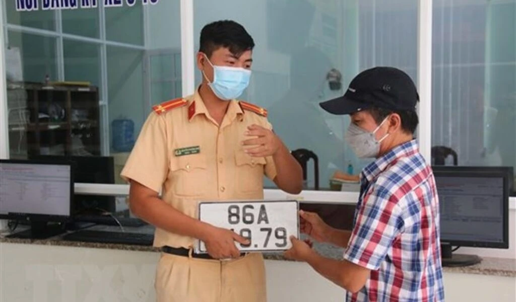 Nếu không nộp đủ tiền trong 30 ngày, người trúng đấu sẽ bị cấm đấu 12 tháng và không được hoàn trả số tiền đã nộp.